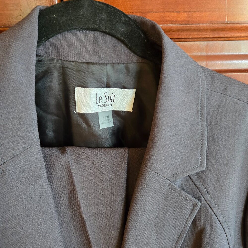 Le Suit Women's Pant Suit- New with tags - Picture 4 of 5